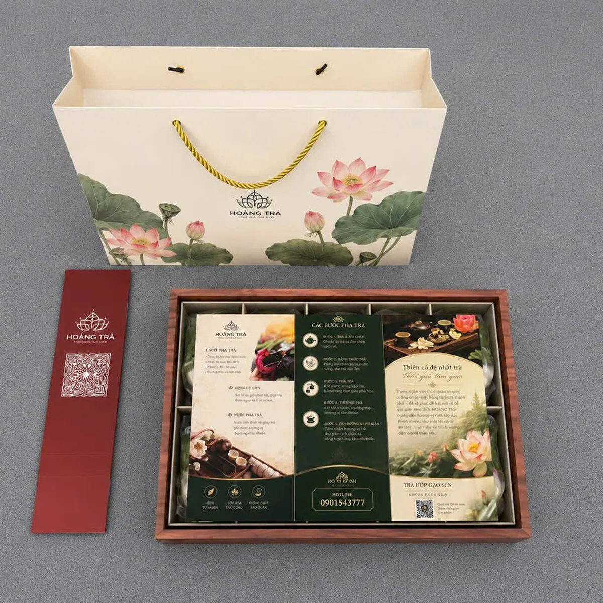 Tráp gỗ trà sen Hoàng Trà mở nắp, bên trong có cẩm nang hướng dẫn pha trà